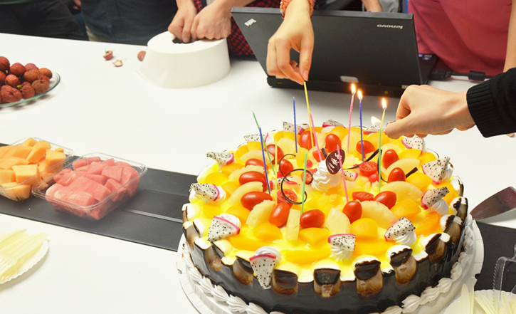煊华公司：连续三年为员工送生日蛋糕”